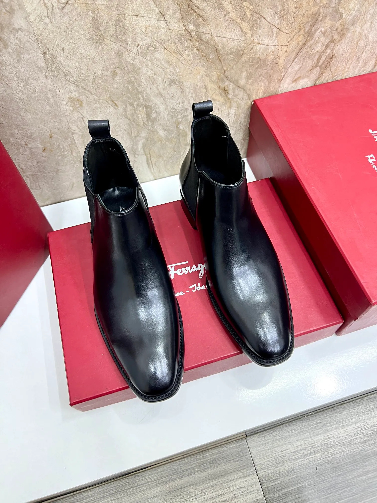 Original order quality: Men's shoes 💰700 Brand: Ferragamo (Ferragamo) One size larger: Men's size 38-44 (45 customized) Grade: Same style as the official website High-end men's shoes Material: Original cowhide, cowhide lining, original outsole Style category: Chelsea men's boots Fashion trend Color: Actual picture
